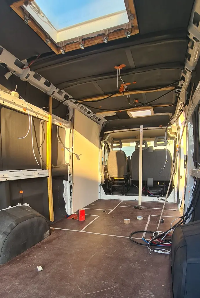 intérieur du van en cours d'aménagement électricité