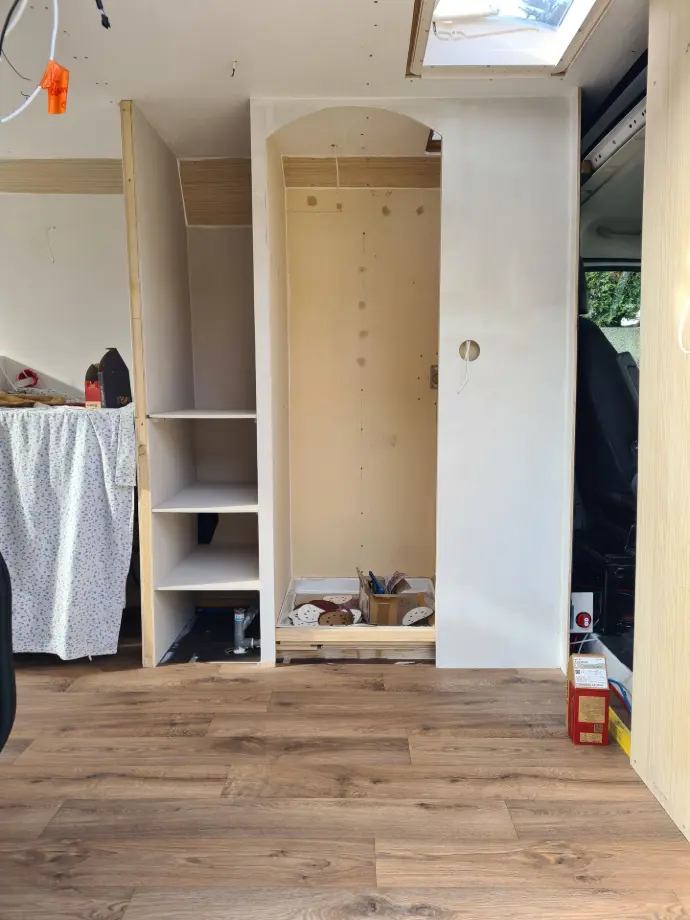 intérieur du fourgon en cours d'aménagement
